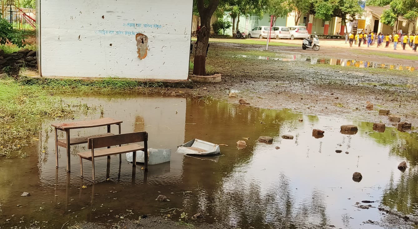 वाडेबोल्हाईतील वाडेगाव जि.प.केंद्र शाळेसमोर चिखलाचे साम्राज्य विद्यार्थ्यांना हानी होण्याची शक्यता ?आरोग्य धोक्यात