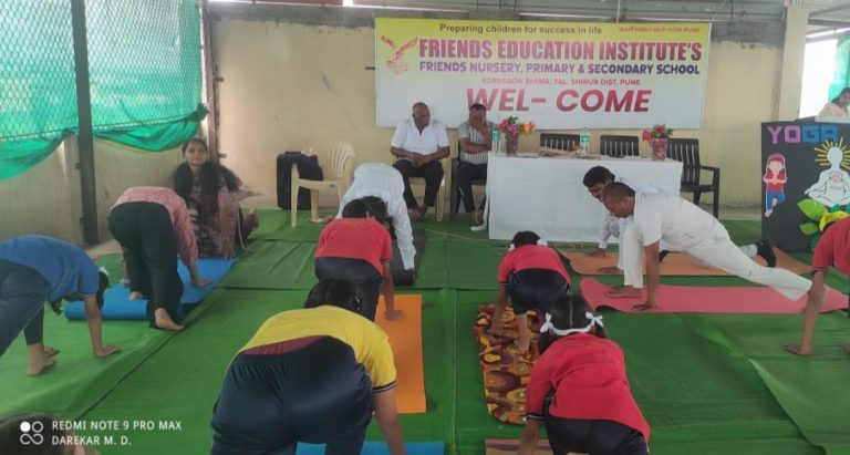 फ्रेंड्स इंग्लिश मीडियम स्कूल मध्ये जागतिक योगा दिन