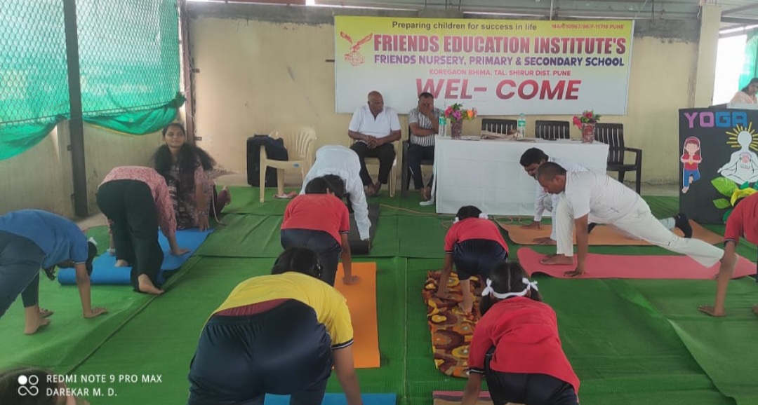 फ्रेंड्स इंग्लिश मीडियम स्कूल मध्ये जागतिक योगा दिन