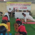 फ्रेंड्स इंग्लिश मीडियम स्कूल मध्ये जागतिक योगा दिन