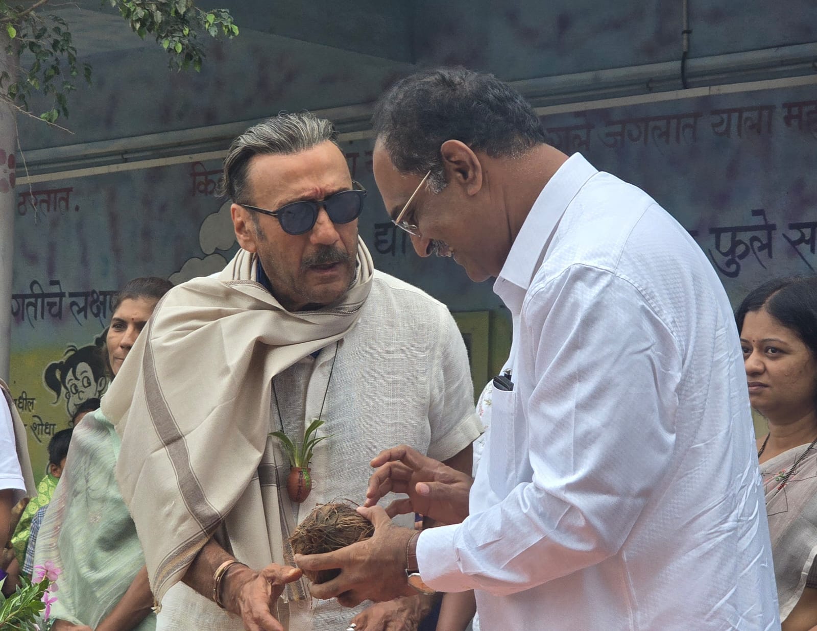 अभिनेता जॅकी श्रॉफ यांच्या हस्ते जैवविविधता उद्यान व पाण्याच्या टाकीचे भूमिपूजन