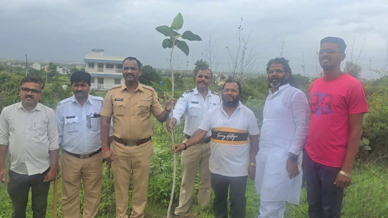 वाघोली पोलिसांचा पर्यावरण पूरक उपक्रम देवराई प्रकल्पात वृक्षारोपण 
