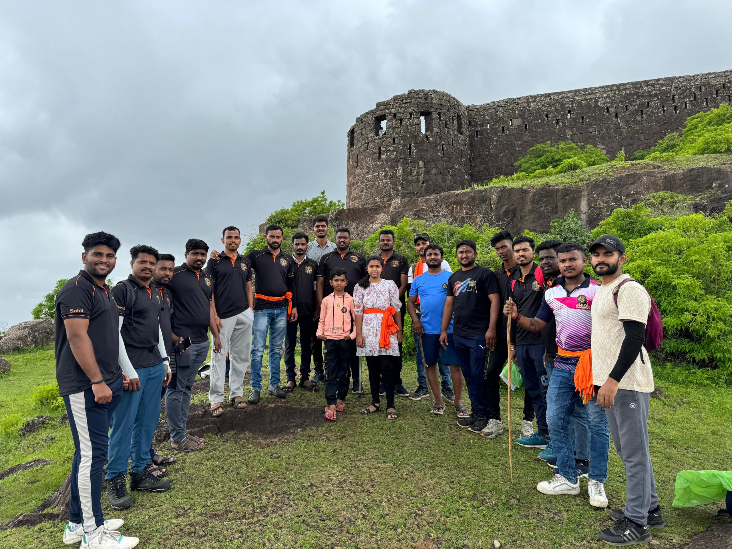 मल्हारगड वर अभ्यास स्वच्छता मोहीम आणि आनंदोत्सव