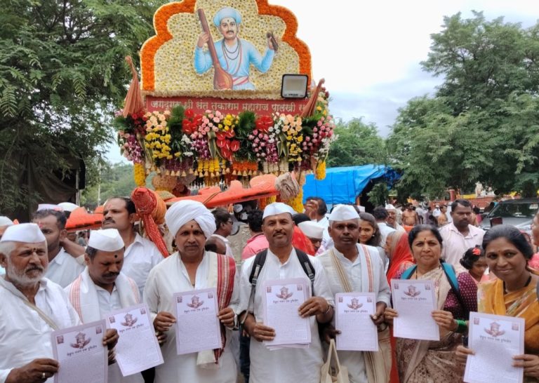 वारी पंढरीची पुस्तकाचे वाखरीत हरिनाम गजरात प्रकाशन  