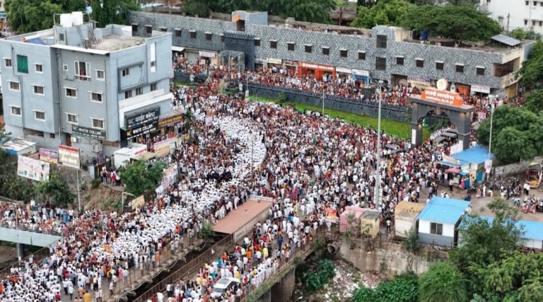 माऊलींचे जन्मोत्सव ७५० व्या वर्षा निमित्त  माऊलींचे मंदिरात संत तुकाराम महाराज संत पादुका भेट 