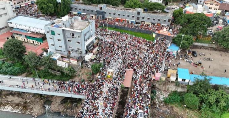 संत तुकाराम महाराज पालखी सोहळ्याचे पुष्पवृष्टीने स्वागत 