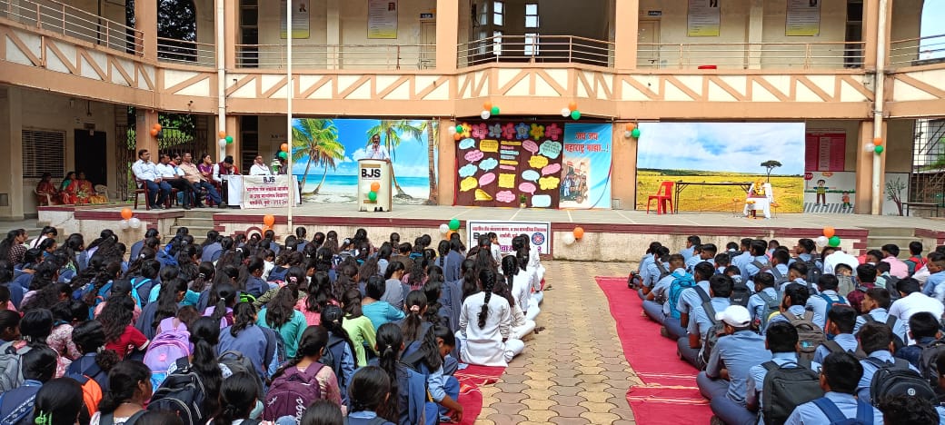 बी.जे.एस विद्यालयात ढोल-ताशाच्या गजरात आणि लेझीमच्या तालावर गुलाबपुष्पवृष्टीसह ११ वीच्या नवागतांचे भव्य जल्लोषात स्वागत