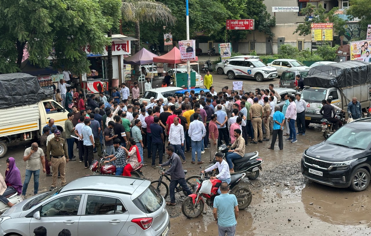 वाघोली-केसनंद रोडवर नागरिकांचे आंदोलन    वाहतूक कोंडी व रस्त्याच्या दुरावस्थेबाबत संताप