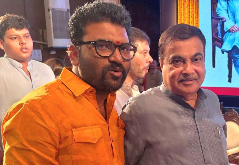 पुणे नगर तीन मजली उड्डाण पुलाचे काम तातडीने सुरू व्हावे गडकरींना निवेदन