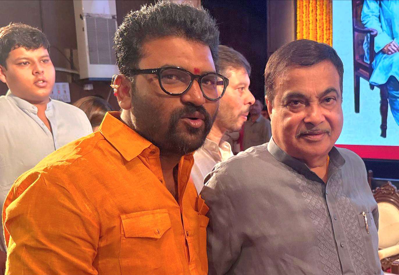 पुणे नगर तीन मजली उड्डाण पुलाचे काम तातडीने सुरू व्हावे गडकरींना निवेदन