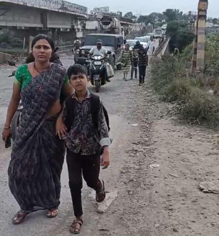 वाघोली ते आळंदी बस सेवा बंद केल्याने प्रवाशांचे हाल