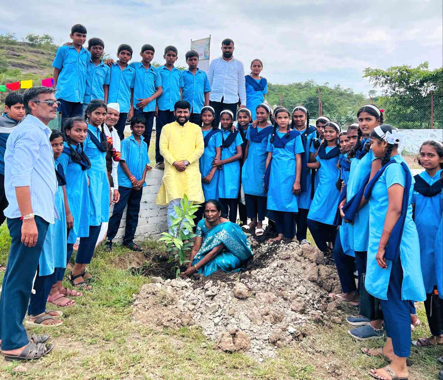 मोबाइल नव्हे, निसर्गच खरा मित्र!’ उपसरपंच राजेंद्र दरेकरांच्या प्रयत्नातून हजारो विद्यार्थ्यांचे निसर्गाशी जोडले नाते