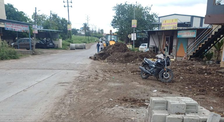 कोरेगाव भीमा वढू बुद्रुक रस्त्यावर माती साईड पट्ट्यांचे नुकसान अपघाताची शक्यता पीडब्ल्यूडी चे दुर्लक्ष