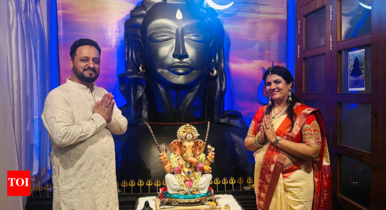 धूट कुटुंब त्यांच्या घरी साडेतीन फूट आदिओगी शिव मूर्ती तयार करते