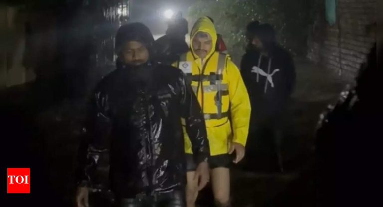 मराठवाडा पूर: 49 अडकलेला, सैन्य आणि एनडीआरएफ बचावासाठी तैनात