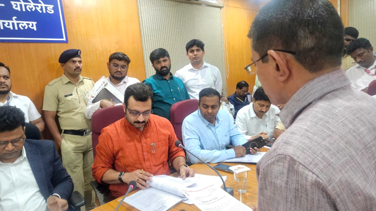 राहिल त्याचे घर,कसेल त्याची जमीन,मग नसेल त्याचे काय? तर सरकारी जमीन ..अँड बी.एम.रेगे