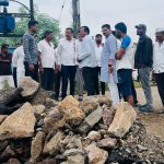 शिरूर हवेलीचे कार्यसम्राट मा आमदार अशोक बापू पवार यांची पुरग्रस्तांना भेट 