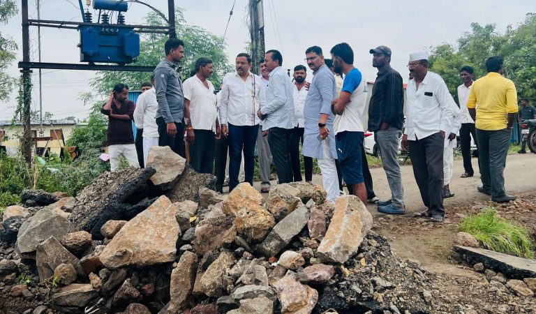 शिरूर हवेलीचे कार्यसम्राट मा आमदार अशोक बापू पवार यांची पुरग्रस्तांना भेट 