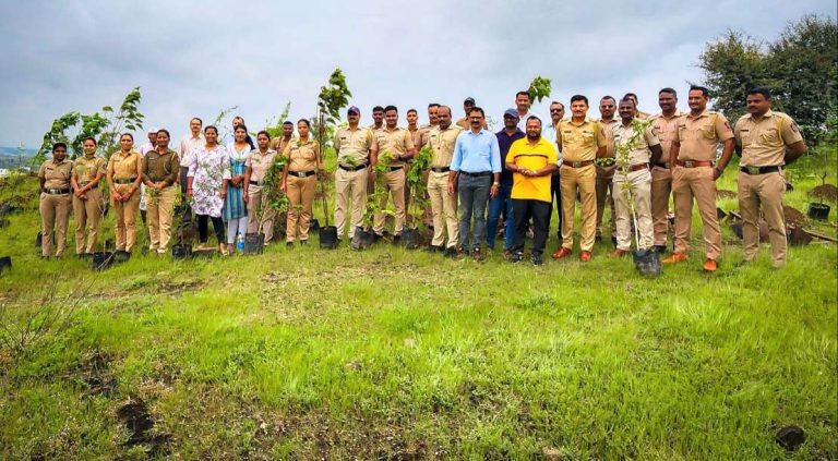 वाघोली पोलीस स्टेशनच्या वतीने बकोरी वनराईत भव्य वृक्षारोपण