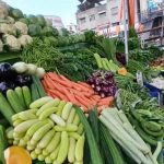 पावसाने पिके खराब झाल्यामुळे पुण्यात पालेभाज्याच्या किंमती वाढतात आणि बाजारपेठांना पुरवठा करतात