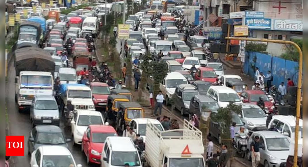 ‘ट्रॅफिक फ्री चॅकन क्रूटी समिती’: ग्रीडलॉक, गरीब पायाभूत सुविधांचा निषेध करण्यासाठी चिंत रहिवासी, उद्योगपती