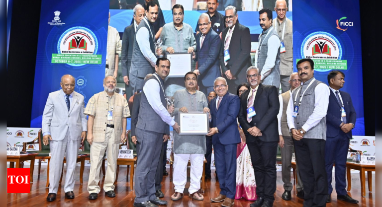 विश्वकर्मा युनिव्हर्सिटी, पुणे यांनी जागतिकीकरणात उत्कृष्टतेसाठी एफआयसीसीआय पुरस्कार जिंकला