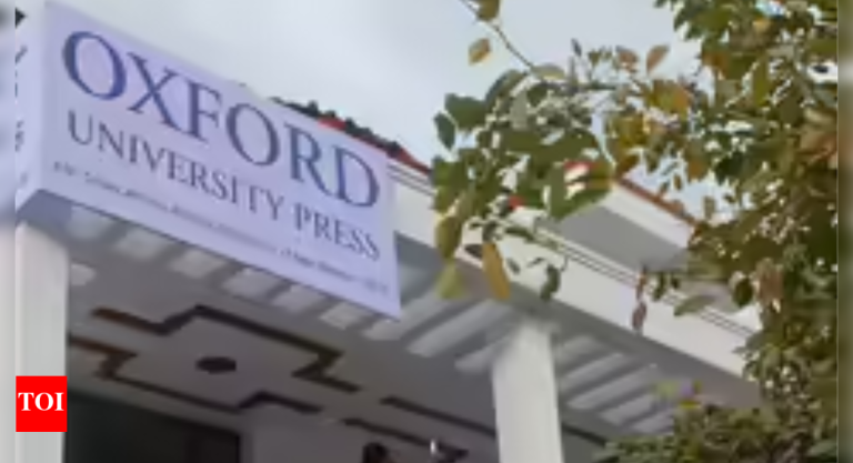 ऑक्सफर्ड डिक्शनरीतर्फे पारंपारिक सावंतवाडी खेळणी आणि वारली कलेचा सन्मान | पुणे बातम्या