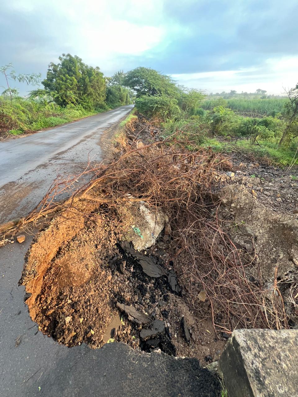 सोलापूर महामार्ग ते पुणे नगर महामार्गाला जोडणाऱ्या रस्त्याची अत्यंत दयनीय अवस्था रयत शेतकरी संघटना आंदोलनाच्या तयारीत