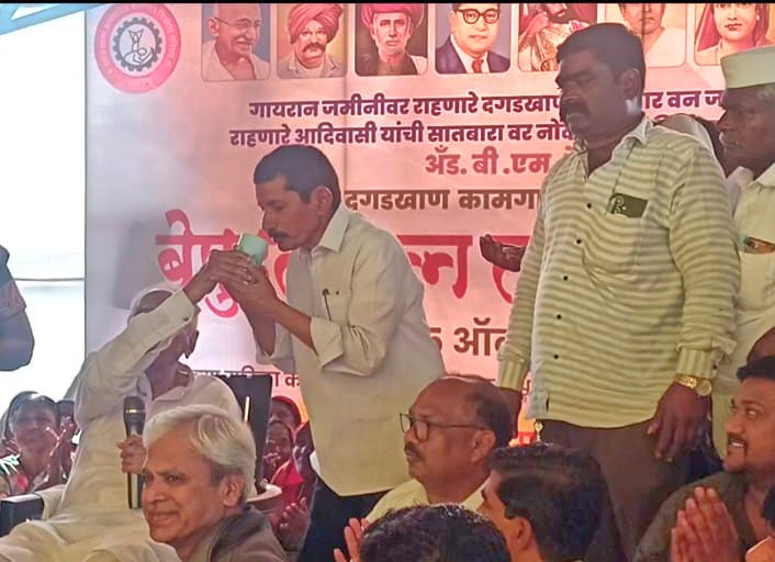 अखेर ऍडव्होकेट रेगे यांच्या आंदोलनाला यश दगडखाण कामगारांना जागेसह घर मिळणार