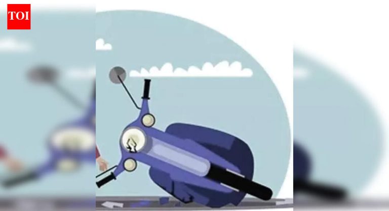 मार्केट यार्डात मोटारसायकलच्या अपघातात 7 वर्षीय मुलीचा मृत्यू, 3 जखमी