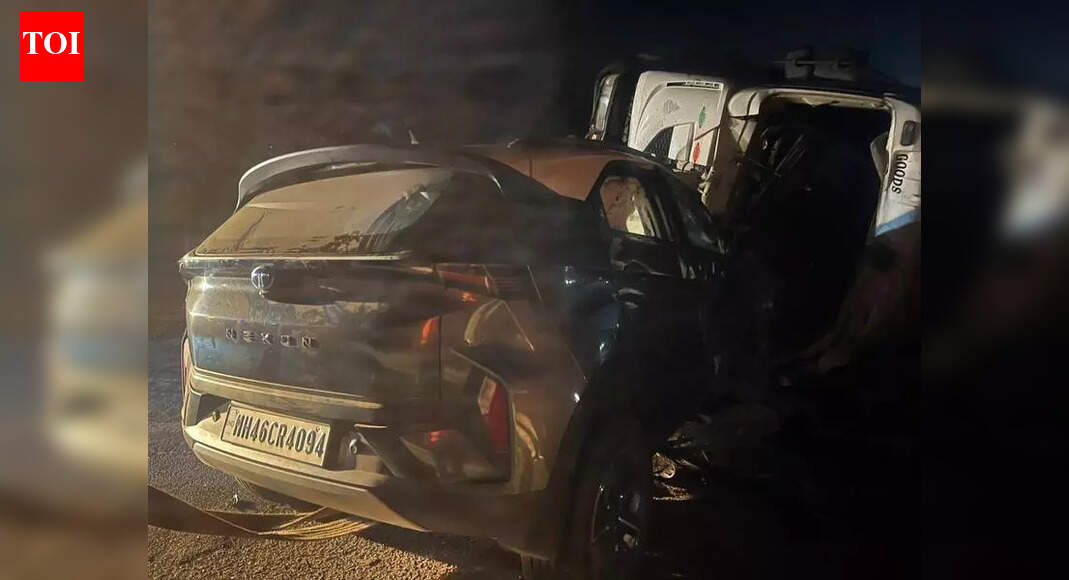 पुणे-मुंबई द्रुतगती मार्गावर ट्रकने मध्यभागी उडी मारून समोरून येणाऱ्या एसयूव्हीला धडक दिल्याने 2 ठार, 4 जखमी