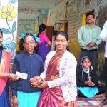 कोरेगाव भीमात विद्यार्थिनीचा प्रामाणिकपणा सापडलेले पैसे मुख्याध्यापिकेकडे जमा