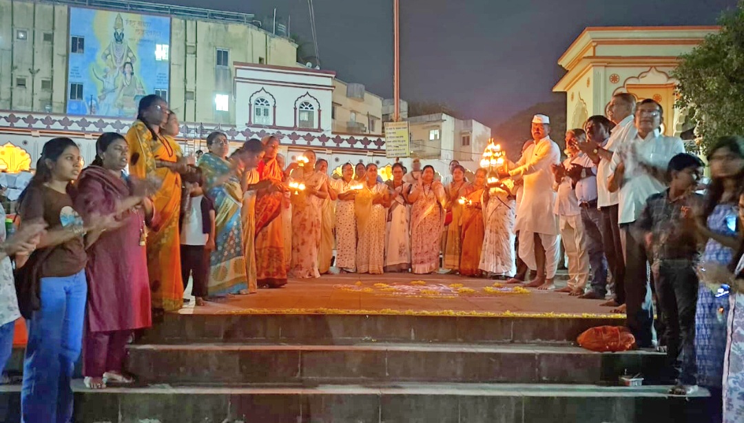 आळंदीत एकादशी निमित्त माऊलींचे पालखीची ग्राम प्रदक्षिणा  इंद्रायणी आरती हरिनाम गजरात