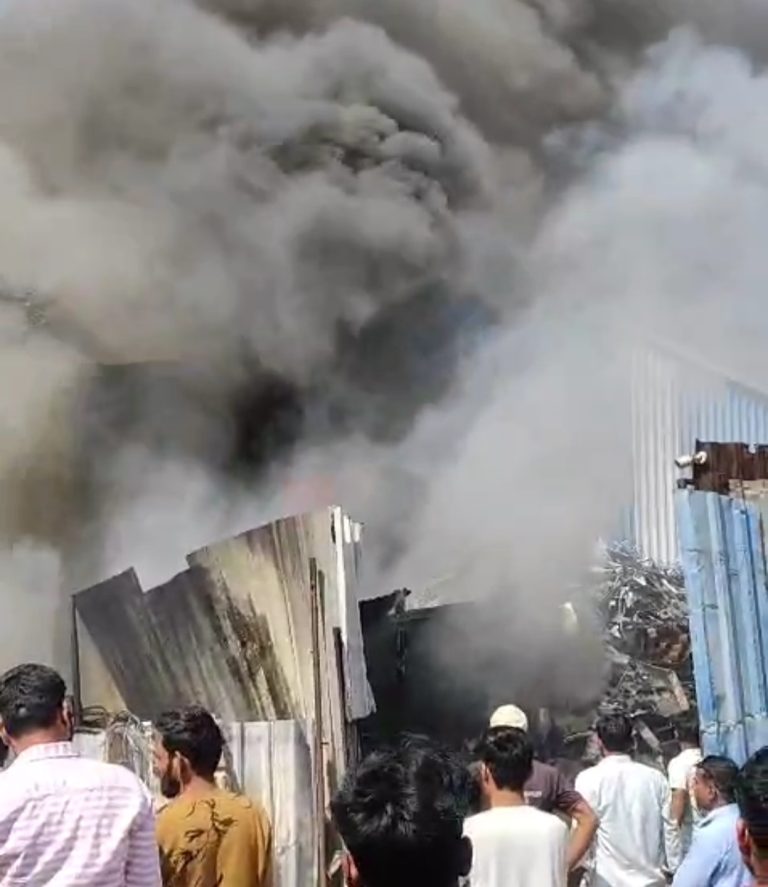 ब्रेकिंग..! सिद्धिविनायक नगर मलठण फाटा येथिल भंगाराच्या दुकानाला भिषण आग