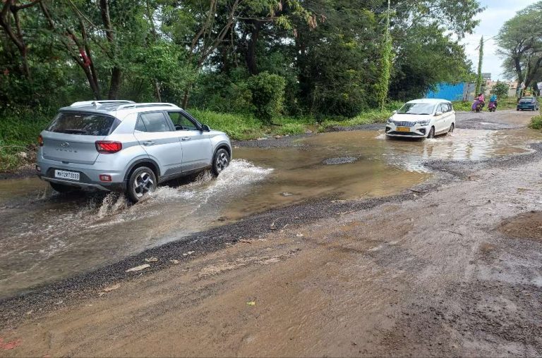 पेरणेफाटा ते पिंपरी सांडस रस्त्याची दुर्दशा प्रवास करणे मुश्किल रस्त्याला ओढ्याचे स्वरूप