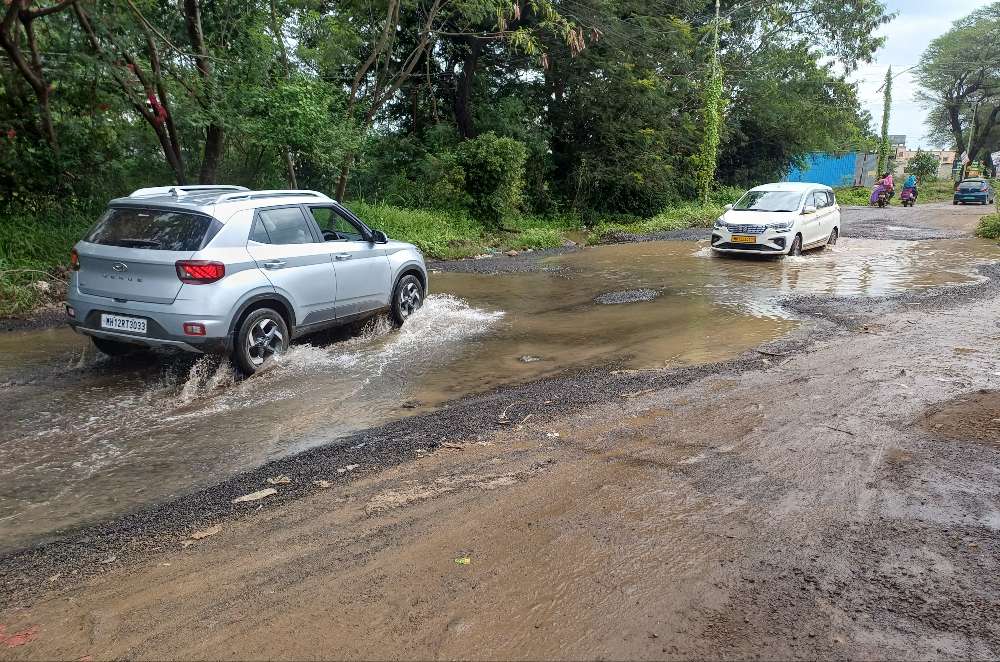पेरणेफाटा ते पिंपरी सांडस रस्त्याची दुर्दशा प्रवास करणे मुश्किल रस्त्याला ओढ्याचे स्वरूप