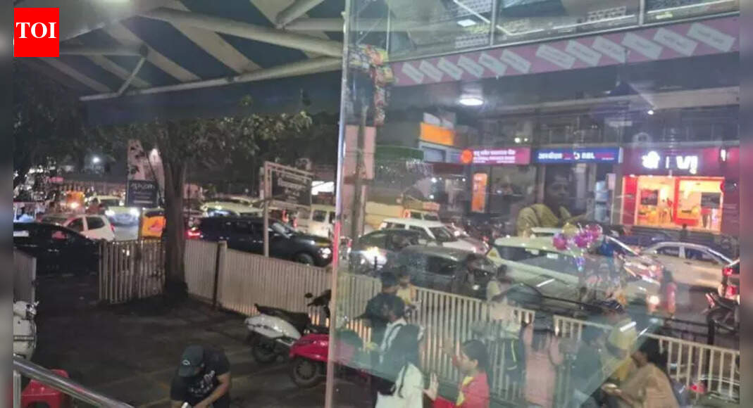 सार्वजनिक कार्यक्रमात तासनतास रस्ता अडवल्याने विमाननगर रहिवासी हैराण | पुणे बातम्या