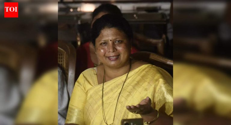 शिवसेनेने (UBT) एकनाथ शिंदे यांच्या भावावर ड्रग्ज प्रकरणात रिसॉर्टशी संबंध असल्याबद्दल खोटे बोलल्याचा आरोप केला आहे.