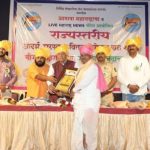 दिलीप महाराज ठाकरे यांना राष्ट्रीय आदर्श वारकरी संप्रदाय भूषण पुरस्कार प्रदान