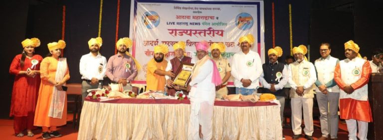 दिलीप महाराज ठाकरे यांना राष्ट्रीय आदर्श वारकरी संप्रदाय भूषण पुरस्कार प्रदान