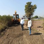 बुर्केगाव येथील रस्त्याचा वनवास संपला पै किरण साकोरे यांनी केले स्वखर्चातून मुरमीकरण