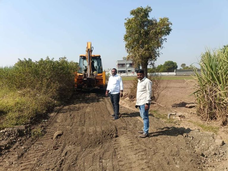 बुर्केगाव येथील रस्त्याचा वनवास संपला पै किरण साकोरे यांनी केले स्वखर्चातून मुरमीकरण