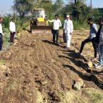 पै किरण साकोरे यांनी स्वखर्चातून केले पिंपरी सांडस भरतवाडी रस्त्याचे मुरुमीकरण