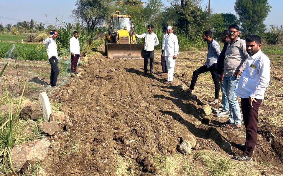 पै किरण साकोरे यांनी स्वखर्चातून केले पिंपरी सांडस भरतवाडी रस्त्याचे मुरुमीकरण