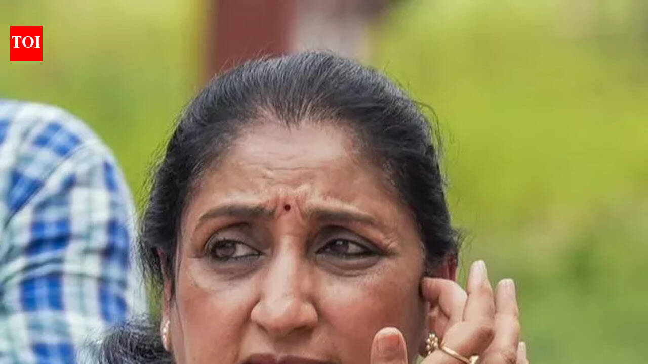 पवारांशी चर्चा न करता सुनेत्रा मुंबईला रवाना, कुटुंबीय नाराज | पुणे बातम्या