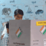 महाराष्ट्र जिल्हा परिषद निवडणूक: व्हिडिओमध्ये अल्पवयीन मुलगा ‘व्होट’ करताना दिसत आहे.