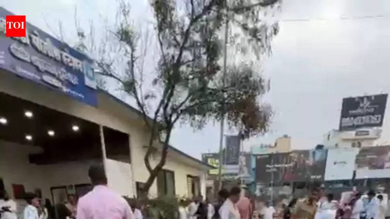 गुन्हेगारांना मोठा संदेश पाठवला: खराडी पोलिसांनी बेकायदेशीर मॉडिफाइड सायलेन्सर बसवलेल्या ४५ दुचाकी जप्त केल्या, बुलडोझरचा वापर करून एक्झॉस्ट क्रश