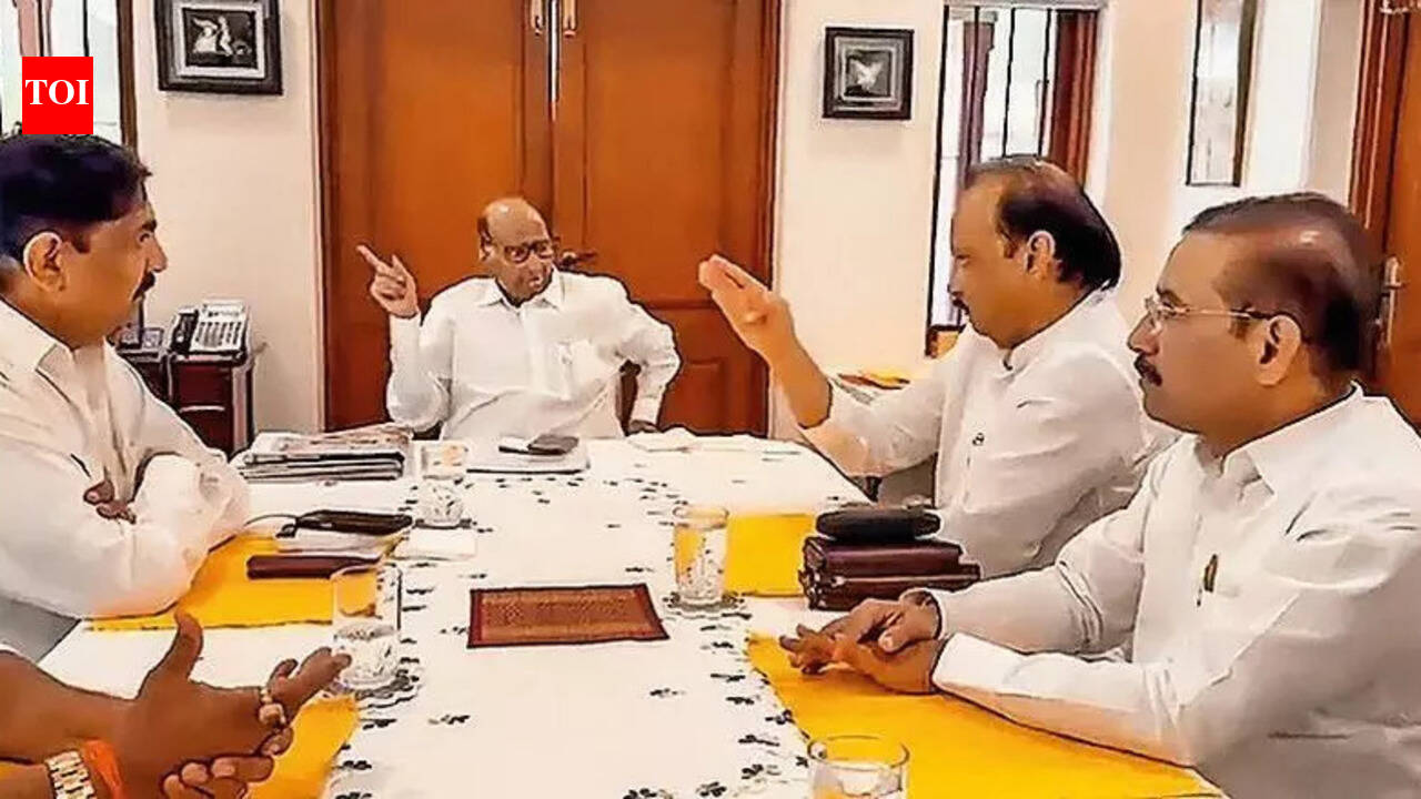 पवार कुटुंबातील ताणतणावात राष्ट्रवादीतील विलीनीकरणाची चर्चा रखडली आहे