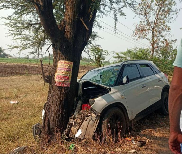 वढु बुद्रुक केंदूर रस्त्यावर ब्रीजा गाडीचा अपघात पाच जण जखमी 