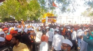 धर्मवीर शंभुराजे बलिदान दिनानिमित्त लाखो शंभू भक्त नतमस्तक समाधीवर हेलिकॉप्टर द्वारे पुष्पृष्टी